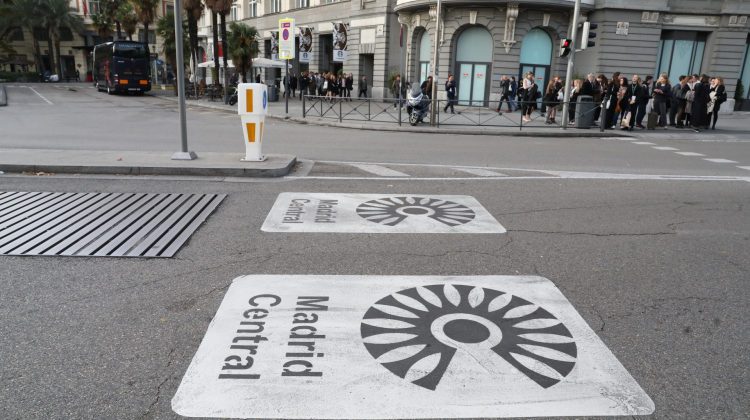 Símbolo de Madrid Central en la calle