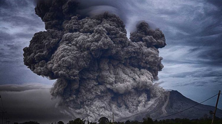 ¿Qué hacer en caso de erupción volcánica?