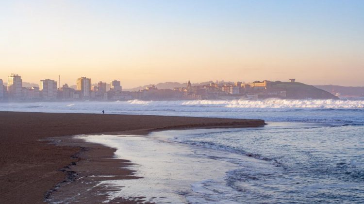 Qué ver en Gijón en un día: playa de San Lorenzo