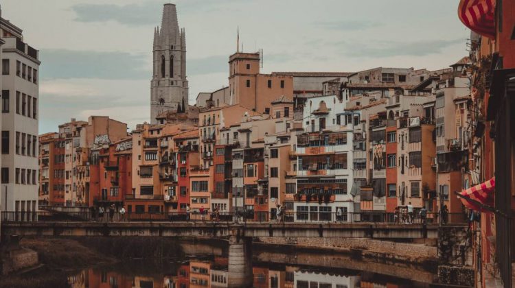 Qué ver en Girona en un día: las casas colgantes del río Onyar